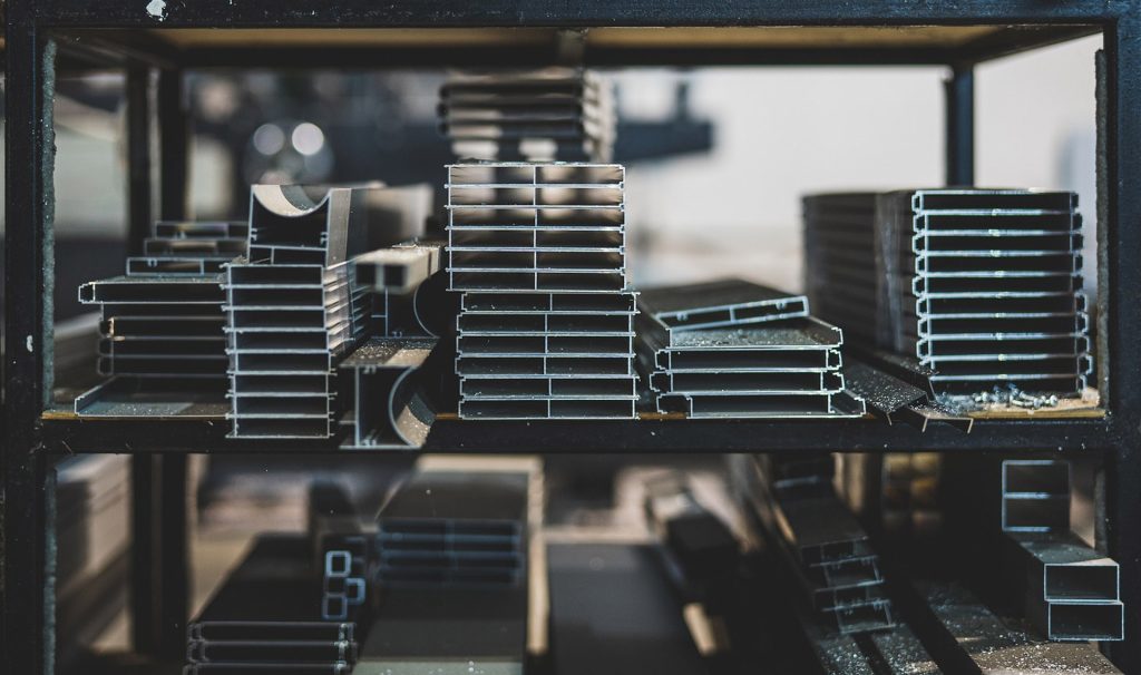 Tubos y perfiles de acero, sus características intrínsecas nos ayudan a entender por qué puede ser interesante escoger acero inoxidable en función del interés de nuestro proyecto.